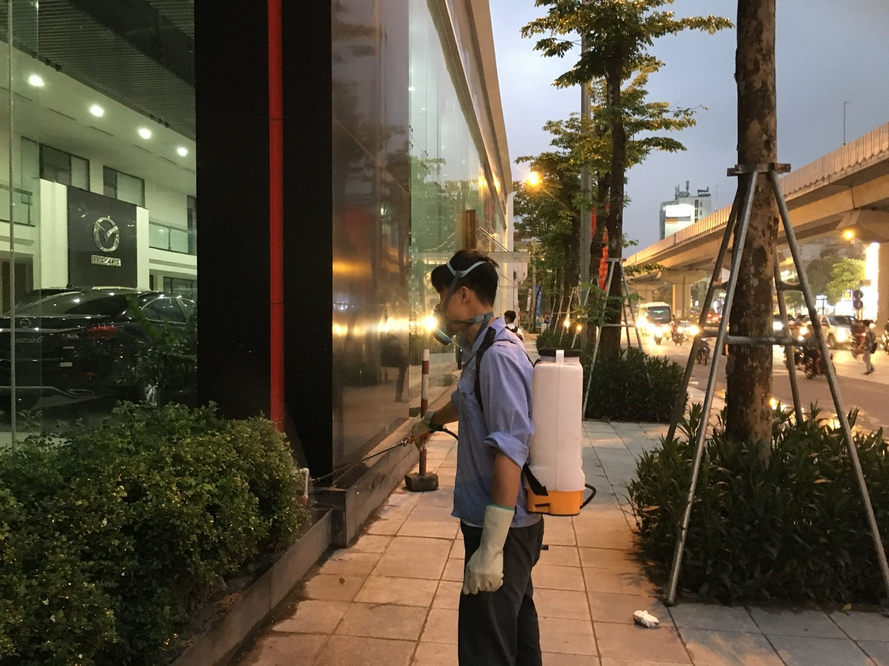 phun muỗi khuân viên showroom oto