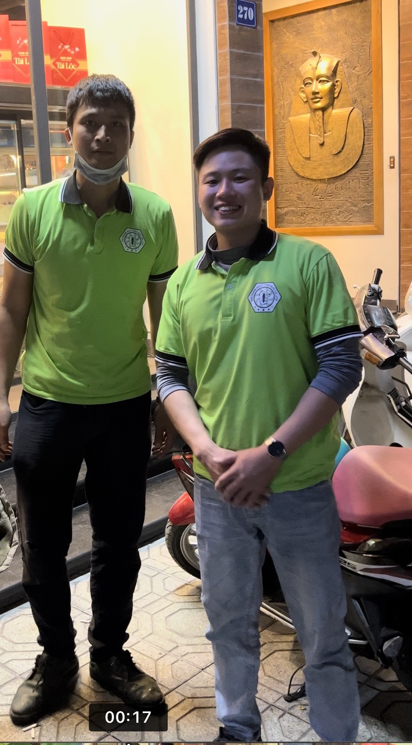 nhân viên kiểm soát côn trùng đến diệt gián đức nhà hàng