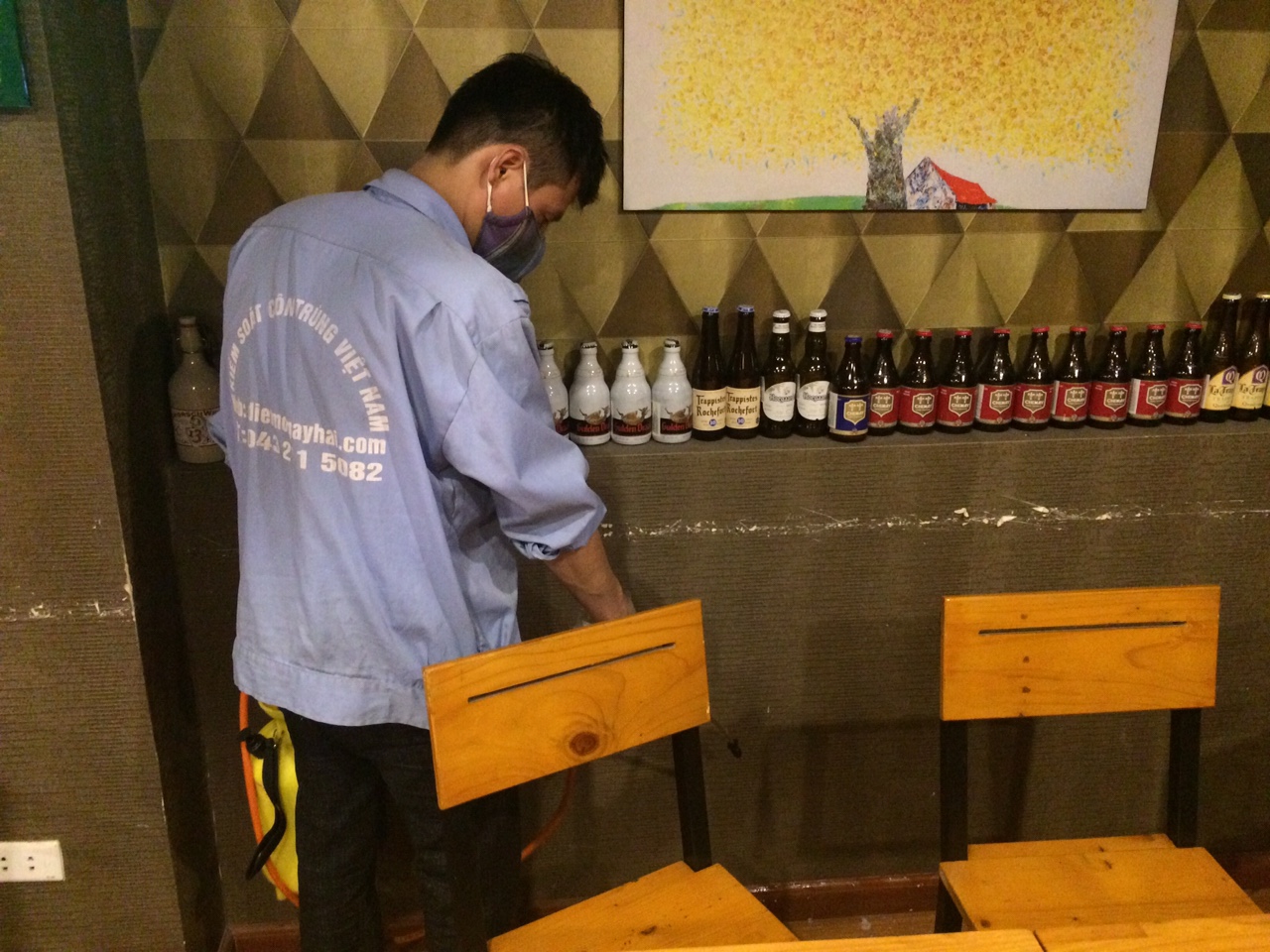 nhan vien phun thuoc diet gian Duc